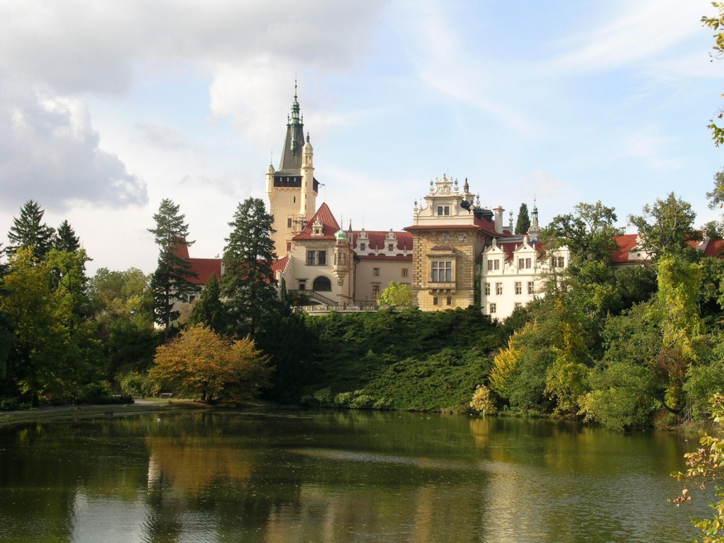  Novorenezační přestavba zámku Průhonice probíhala v letech 1889 - 1894