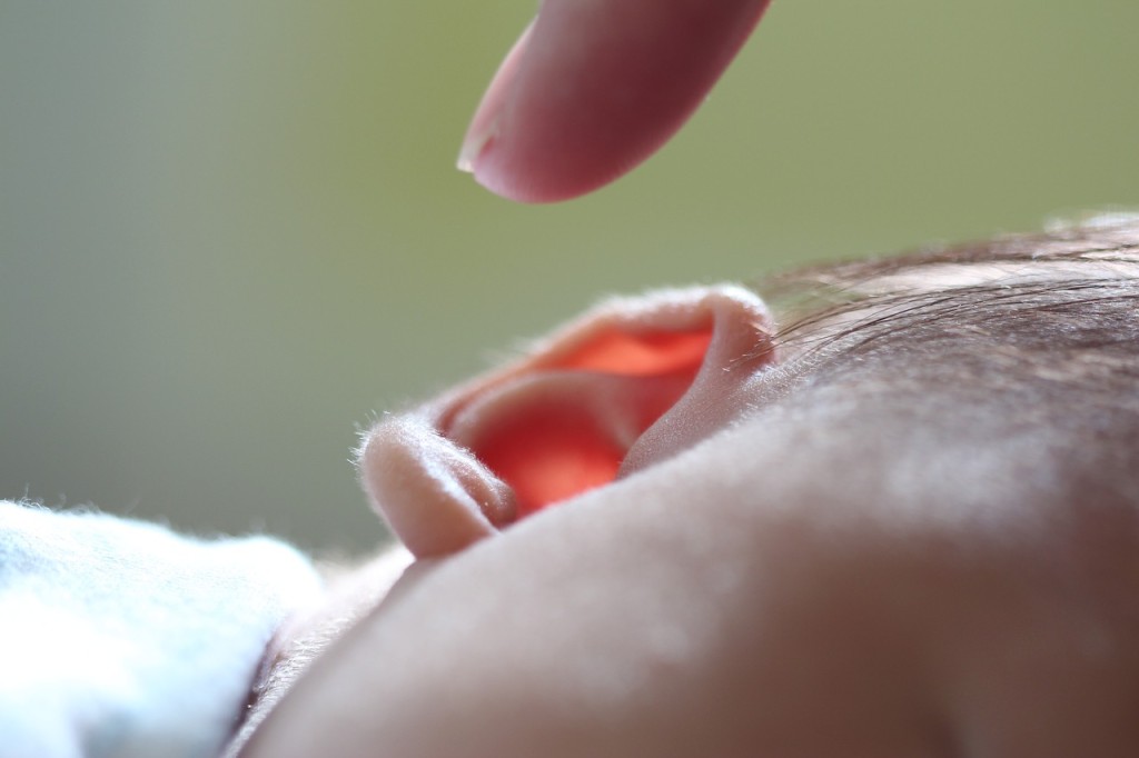 Rýma se často u malých dětí může zkomplikovat a přejít až v zánět středního ucha. Prevencí je nejen nosit čepici, ale i přísun vitamínů. Co dělat, když už dítě dostane zánět?