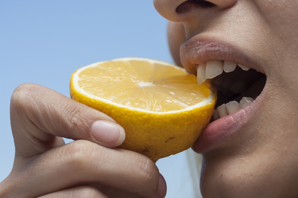 Pomůže citron v boji proti kyselině močové? Ano, ale změna musí být komplexní