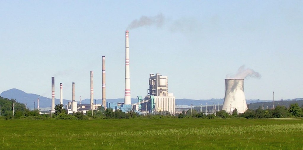 Tepelná elektrárna Mělník z pohledu od Vliněvsi