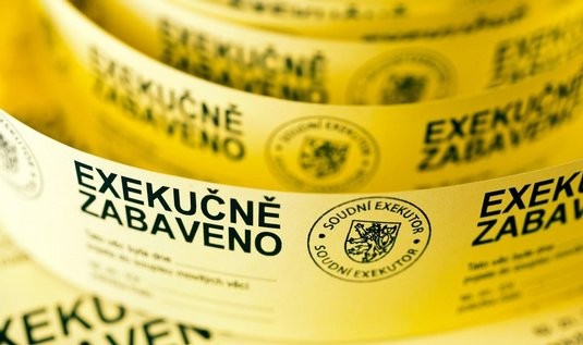Nečejte než exekutor zaklepe na dveře, plaťte včas