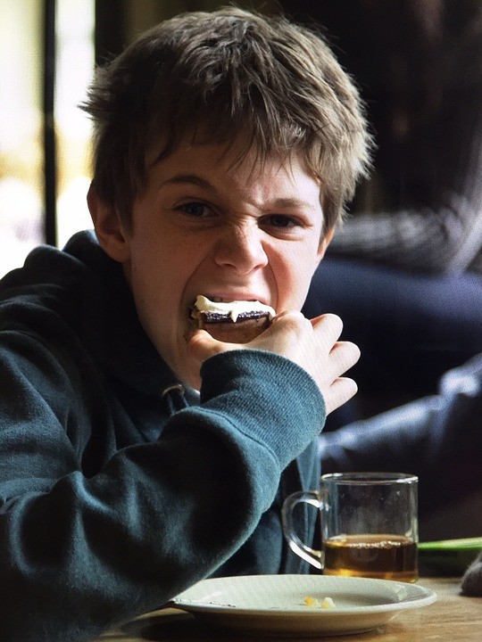 Asociování jídla s emocionálním stavem místo s nutričními potřebami těla už od dětství může vést ke špatným stravovacím návykům a mít negativní vliv na zdraví 