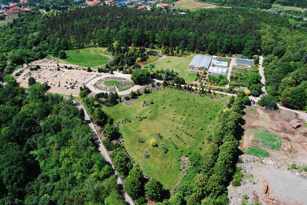 Letecký pohled na současný stav areálu Sever Botanické zahrady Praha. Vstupní objekt je plánován v pravé dolní části snímku.