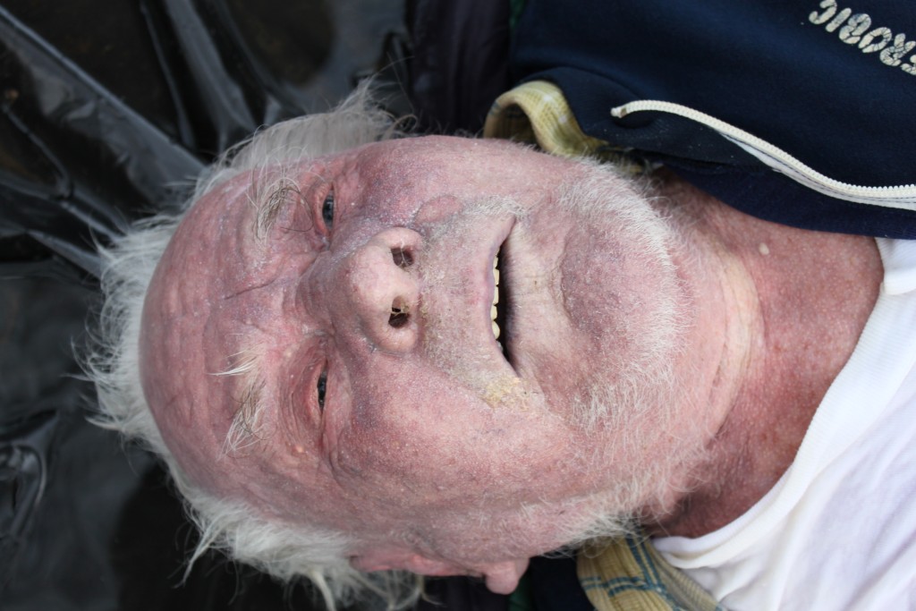Podle lékaře bylo zemřelému mezi 60 - 70 lety. Jeho totožnost doposud nezná.