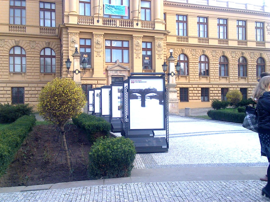 Výstava před budovou Muzea hlavního města Prahy