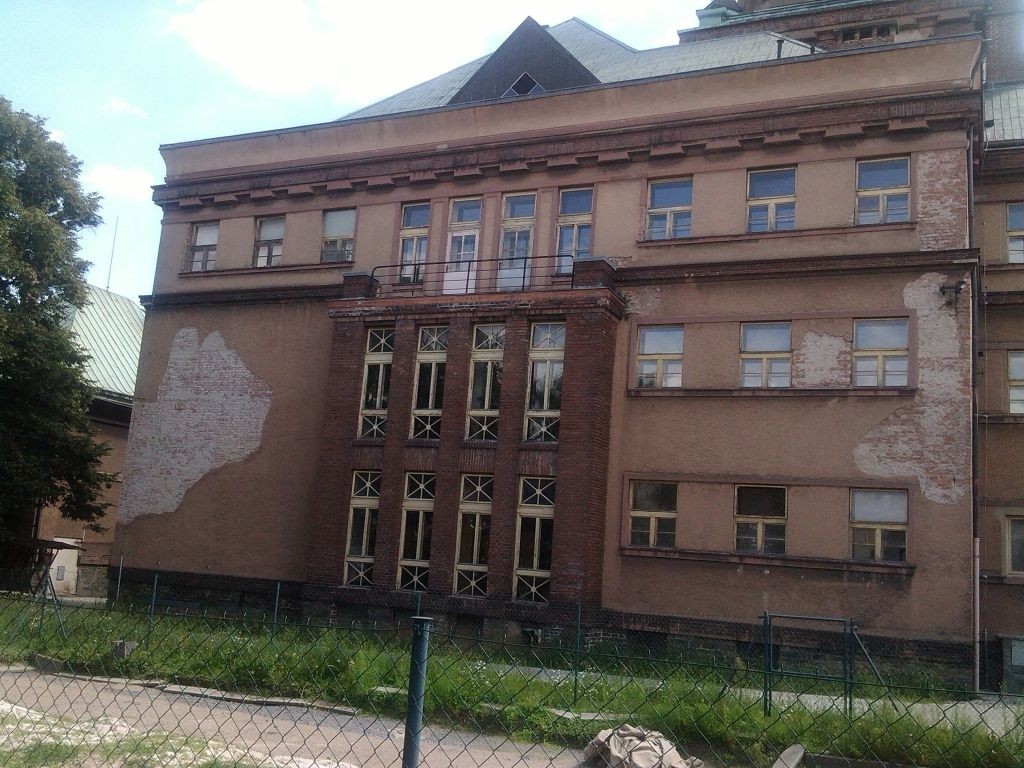 Takhle smutný pohled momentálně fasády kolínského gymnázia nabízejí