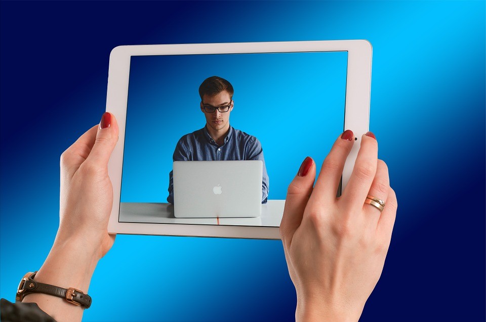 Opravdu se muži konečně naučili, jak efektivně svádět ženy online? 