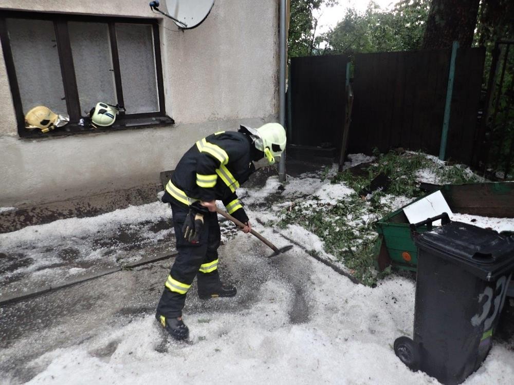 Místy dosahovala kroupová přikrývka 50 centimetrové výšky.