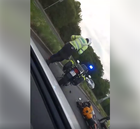 Motorkář využil chvíle nepozornosti policisty a dal se na útěk