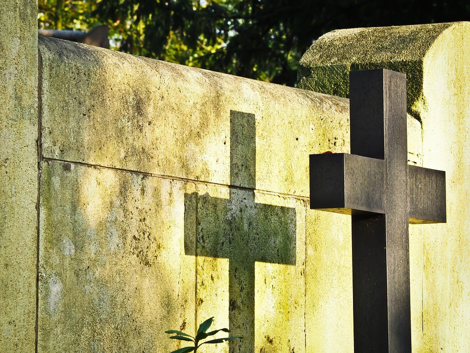 Taxikář narazil přímo do hřbitovního domku