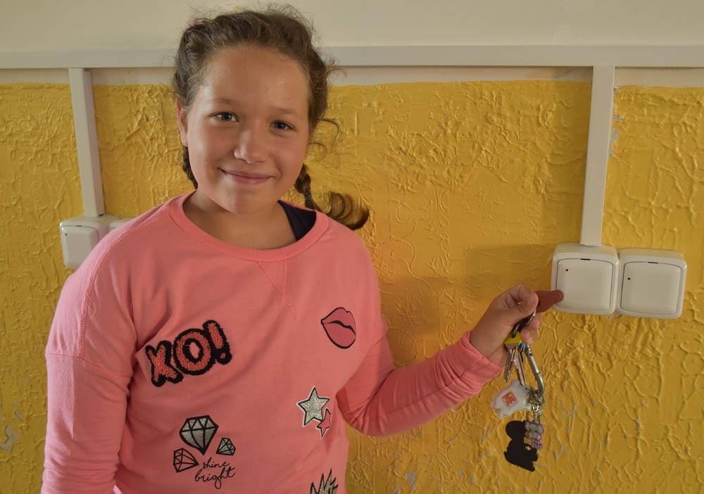 V Příbrami mají ve školách čipy na otisky prstů. Jak řeší bezpečnost v Kladně, kde se zrovna začíná s instalací zařízení?