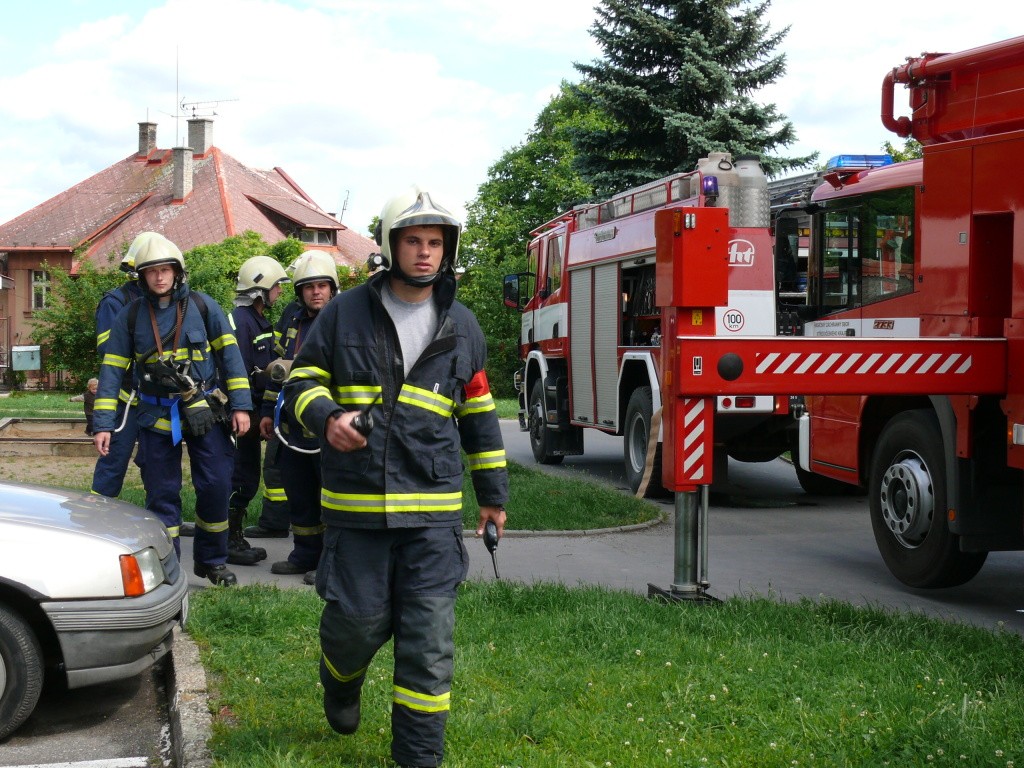 U požáru zasahovali profesionálové z kladenského sboru