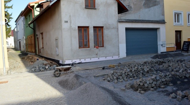 Rekonstrukce čáslavského jádra se protahuje, stihne se vše ještě letos?
