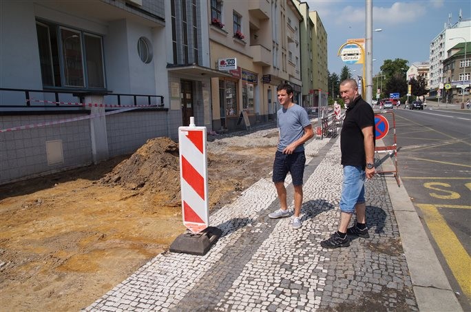 Náměstek primátora J. Bouška a radní M. Neuman na stavbě cyklostezky v Mladé Boleslavi