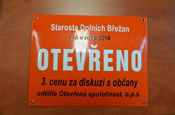 Loni získaly Dolní Břežany ocenění za dlouholeté, bezodkladné a trpělivé odpovědi starosty Věslava Michalíka občanům na webu obce.