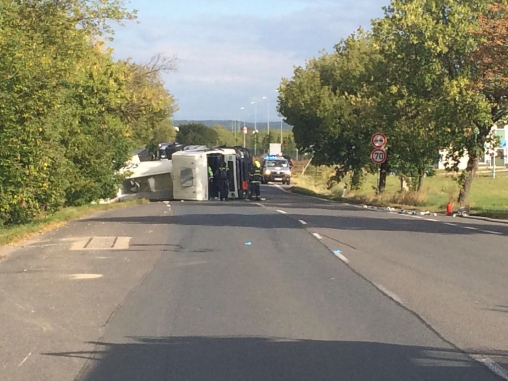 Cisterna zablokovala silnici na Mělnicku
