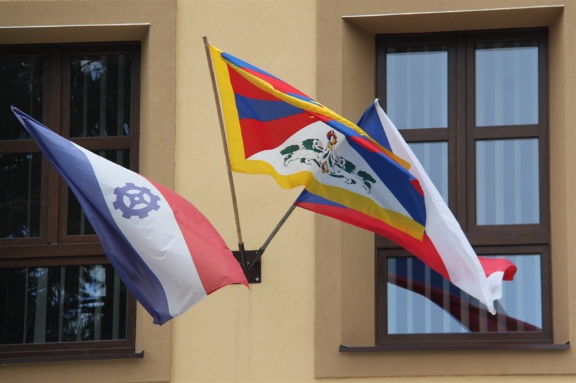 Tibetská vlajka bude vlát na mnoha místech ve Středočeském kraji. Víme, proč!