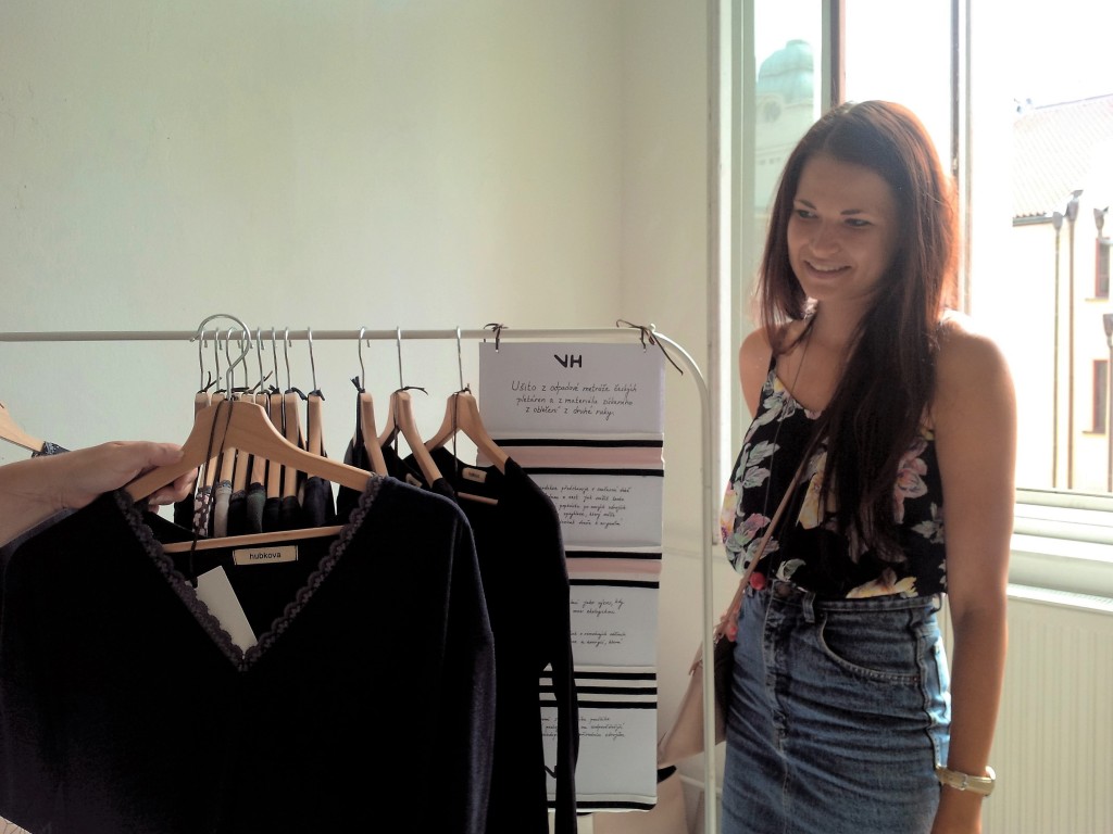 Veronika Hubková využívá k tvorbě oděvů zbytky materiálů a second hand