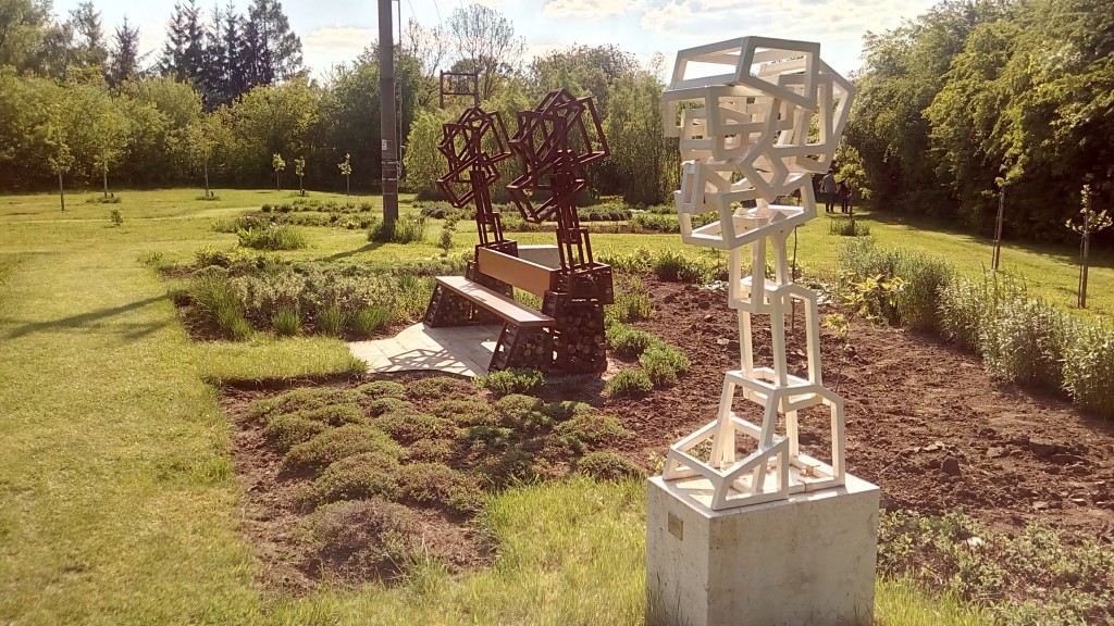 Kreativní monumenty jsou i na lavičkách