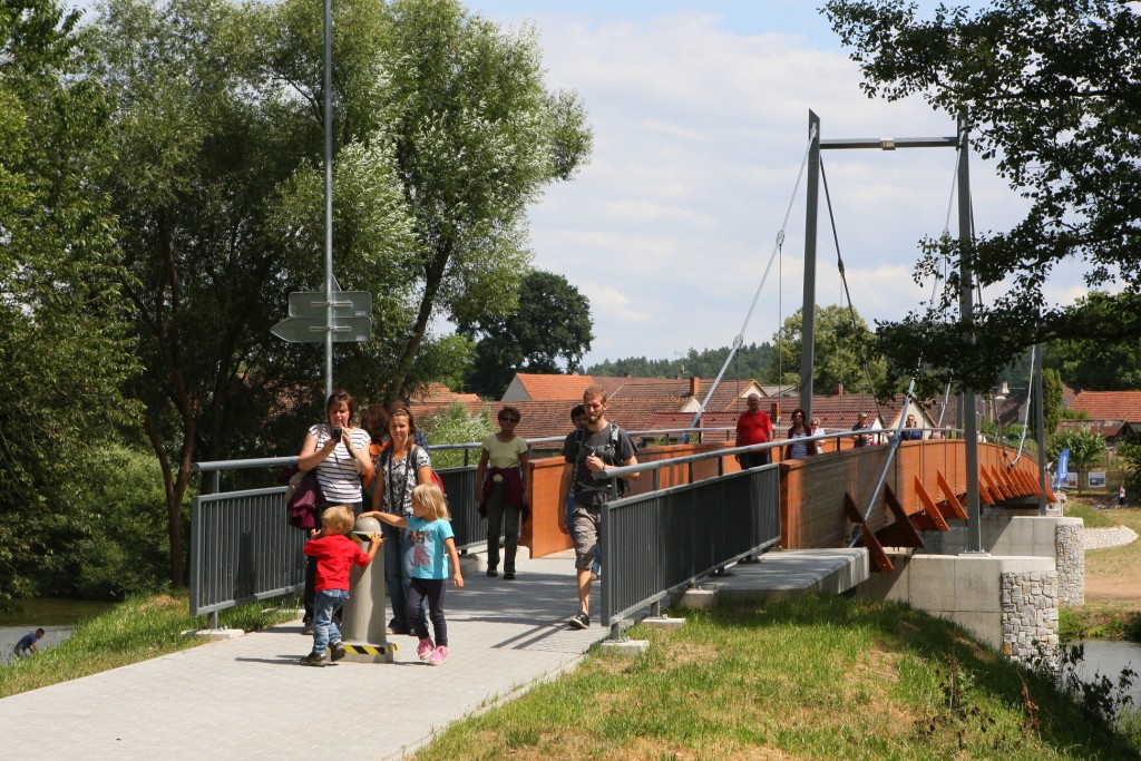 Visutá lávka u Zbořeného Kostelce přes řeku Sázavu