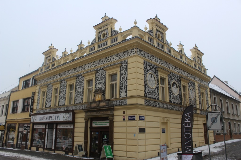 Peníze, které šly na umořování dluhu města, by scházely Kladnu třeba na opravy škol. Jak se město chce zbavit dluhové zátěže?