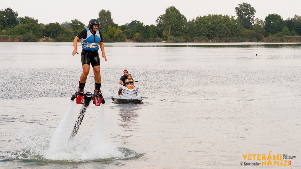 Doprovodný program: S flyboardem se dá nejen vznášet nad vodou, ale i potápět se jako delfín.