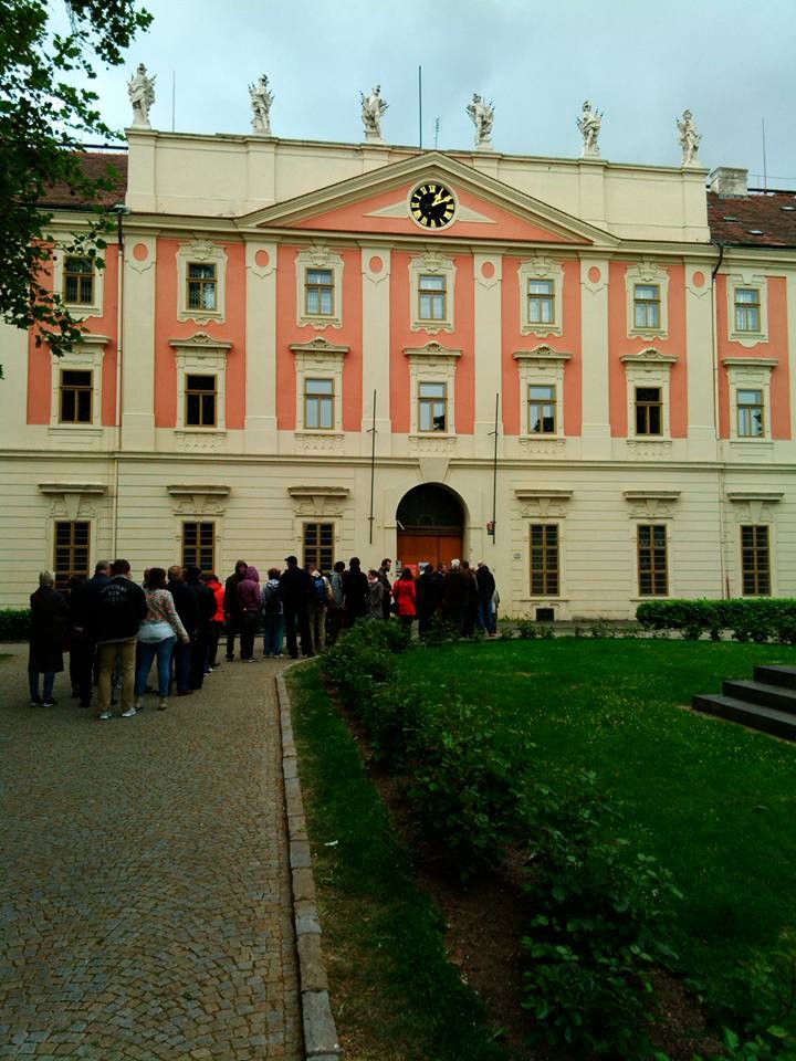 Před Invalidovnou se tvořily dlouhé fronty