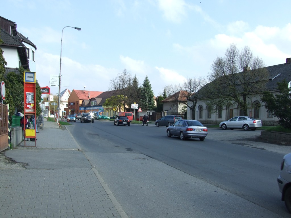 Přímo v centru Jesenice je kvůli počtu aut velký problém přejít silnici