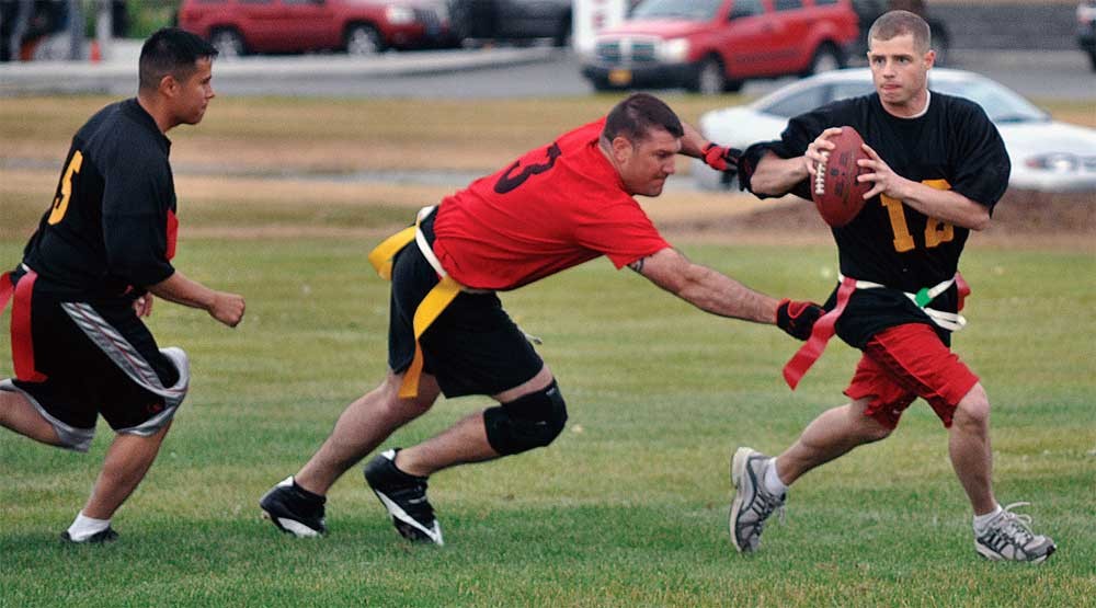 Flag football je kolektivním, bezkontaktním sportem. Pravidly je nejvíce podobný americkému fotbalu