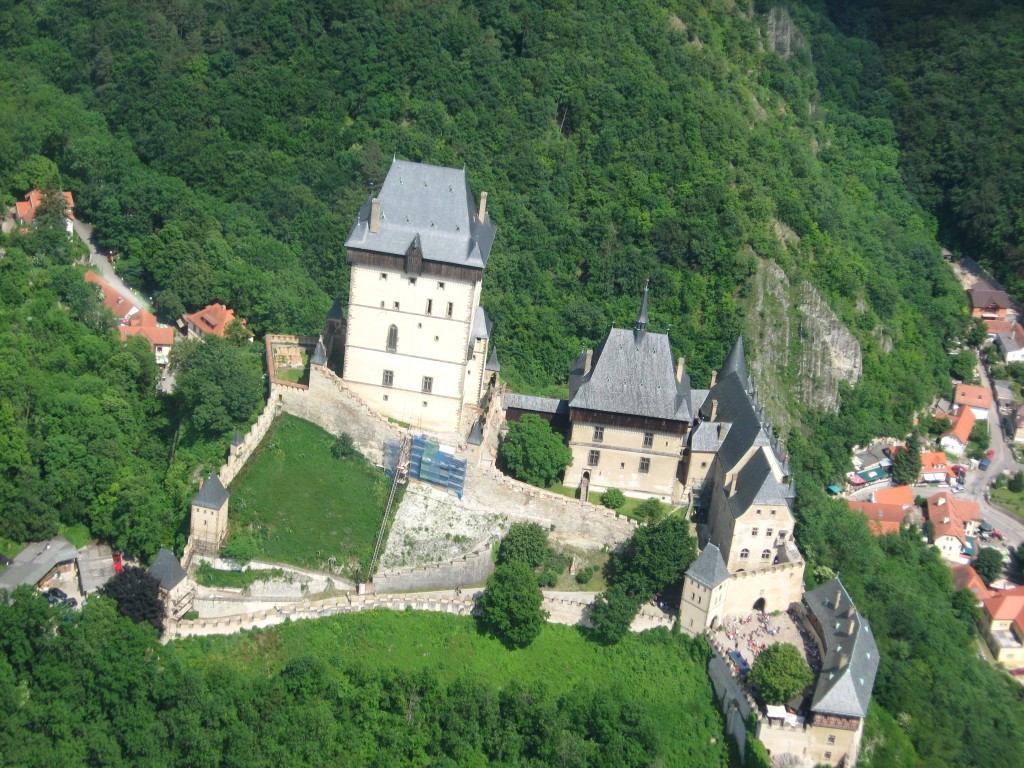 Hrad Karlštejn je nejnavštěvovanějším hradem, celkově 4 nejnavštěvovanější památkou NPÚ. Předběhly ho zámky