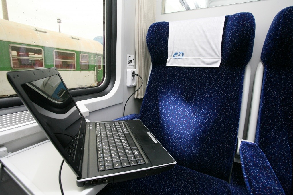 V některých vlacích SuperCity a InterCity se na WiFi připojíte, stejně tak v něterých regionálních. Kolem Prahy zatím nikoliv.