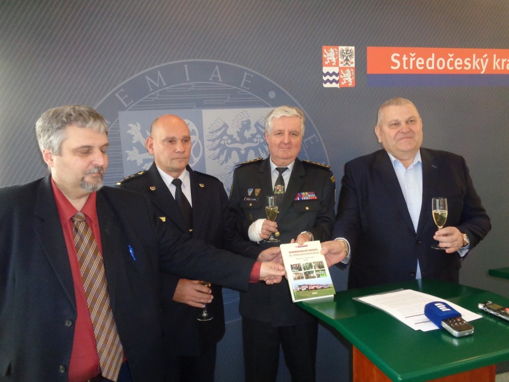 Zleva: Náměstek hejtmana Karel Horčička, ředitel HZS SK Miloslav Svatoš, starosta středočeských DH Oldřich Lacina, hejtman Miloš Petera