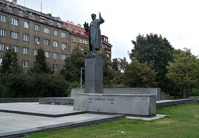 Z Dejvic tak zmizí pomník, který má nahradit velká konev jako symbol zalévání nového začátku