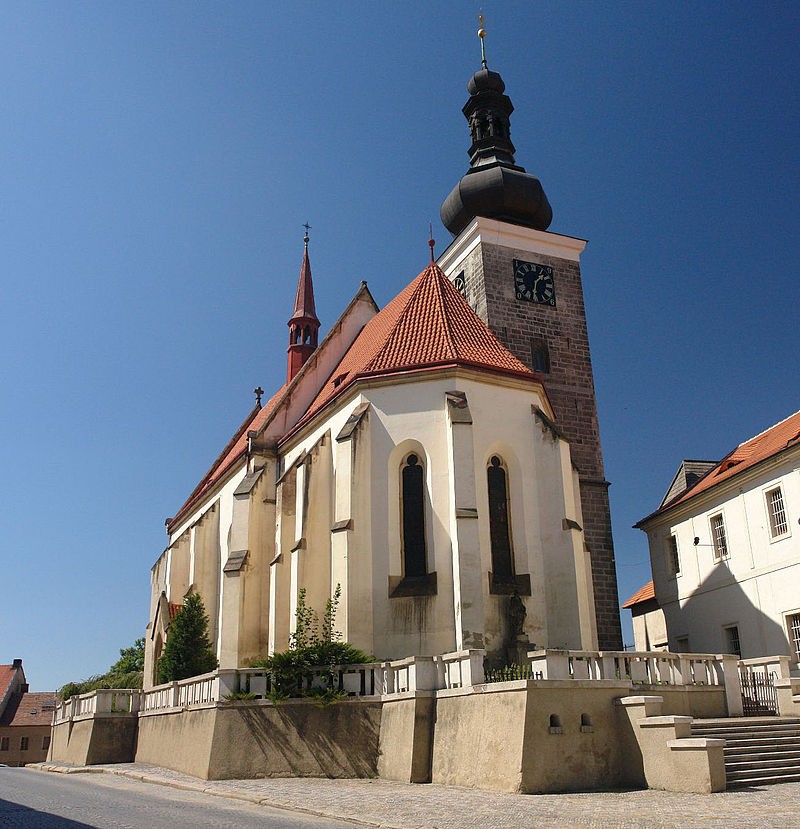 Kostel se nachází na náměstí Krále Vladislava I