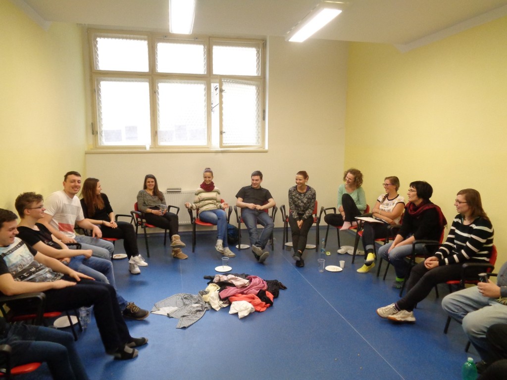 Závěrečná diskuze účastníků LARP v jednom z pavilonů PN Bohnice