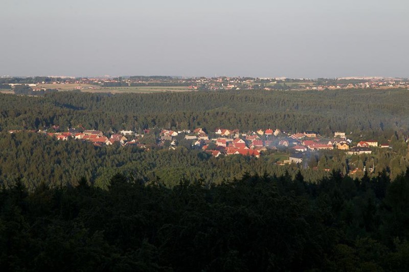 Panorama drobné vísky v lůně křivoklátských lesů