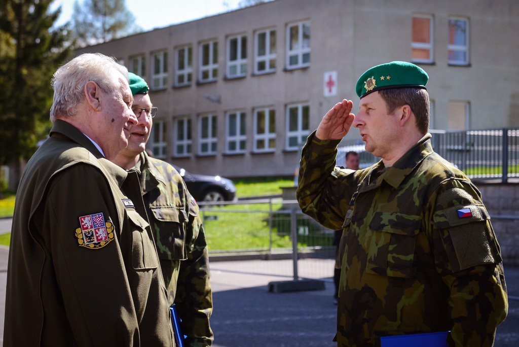 Prezident Miloš Zeman navštívil 13. dělostřelecký pluk v Jincích.