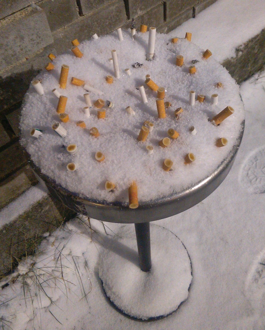 Kuřáci si nedají pokoj v jakémkoliv počasí