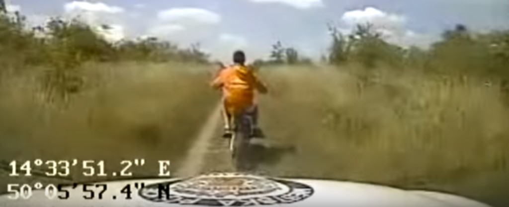 Po polních cestách uháněl 70 km/h