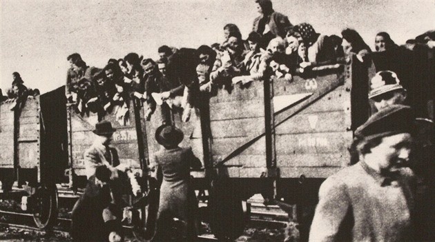 Obyvatelé Roztok u Prahy se snaží pomoci vyhladovělým vězňům