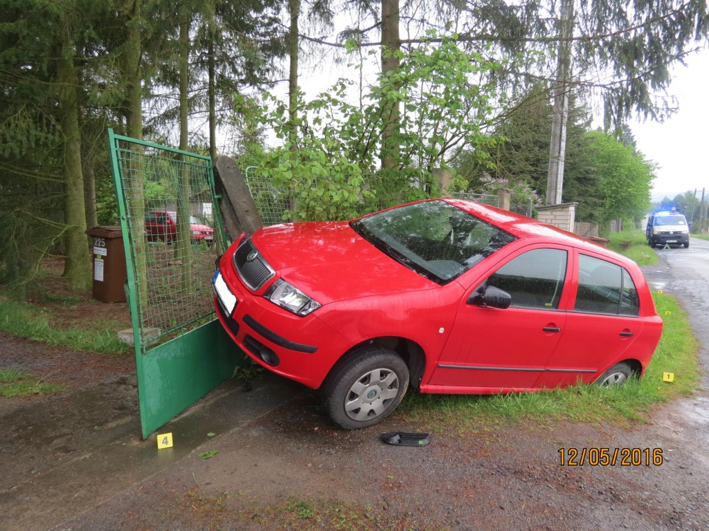 Mladá řidička byla nucena vyjet ze silnice a narazila do vrat