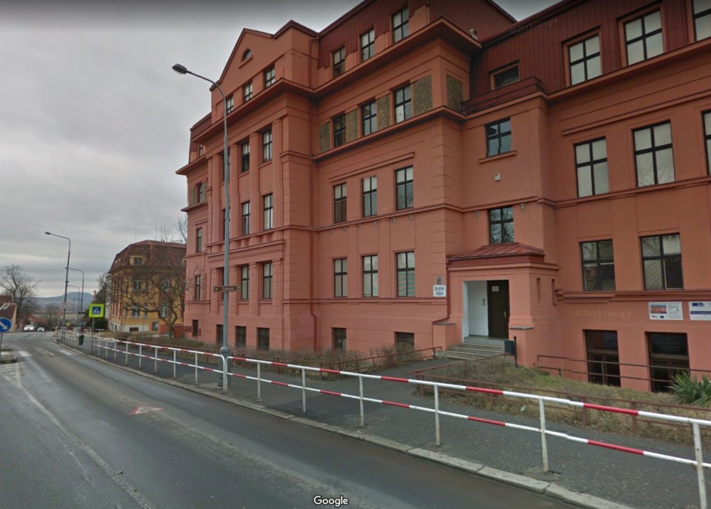 Komunikace u školy je rušná i bez ranní špičky