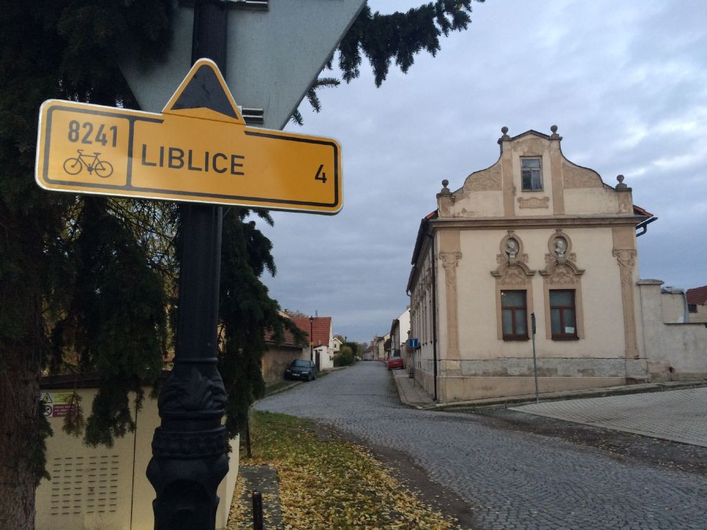 Nová cyklotrasa vede středem obce Čečelice
