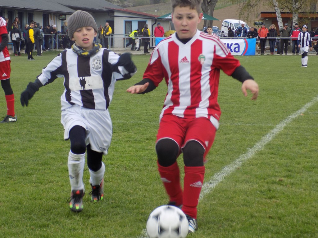 V dospělém fotbale by se asi jen tak nepotkali. V Ondrášovka cupu však na sebe narazí i kluci z týmů jako FC Žďas Žďár nad Sázavou (vlevo) a Viktorie Žižkov