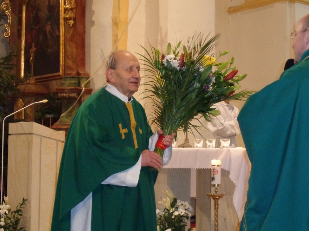 P. Stanislav Hošek dostal od farníků kytici