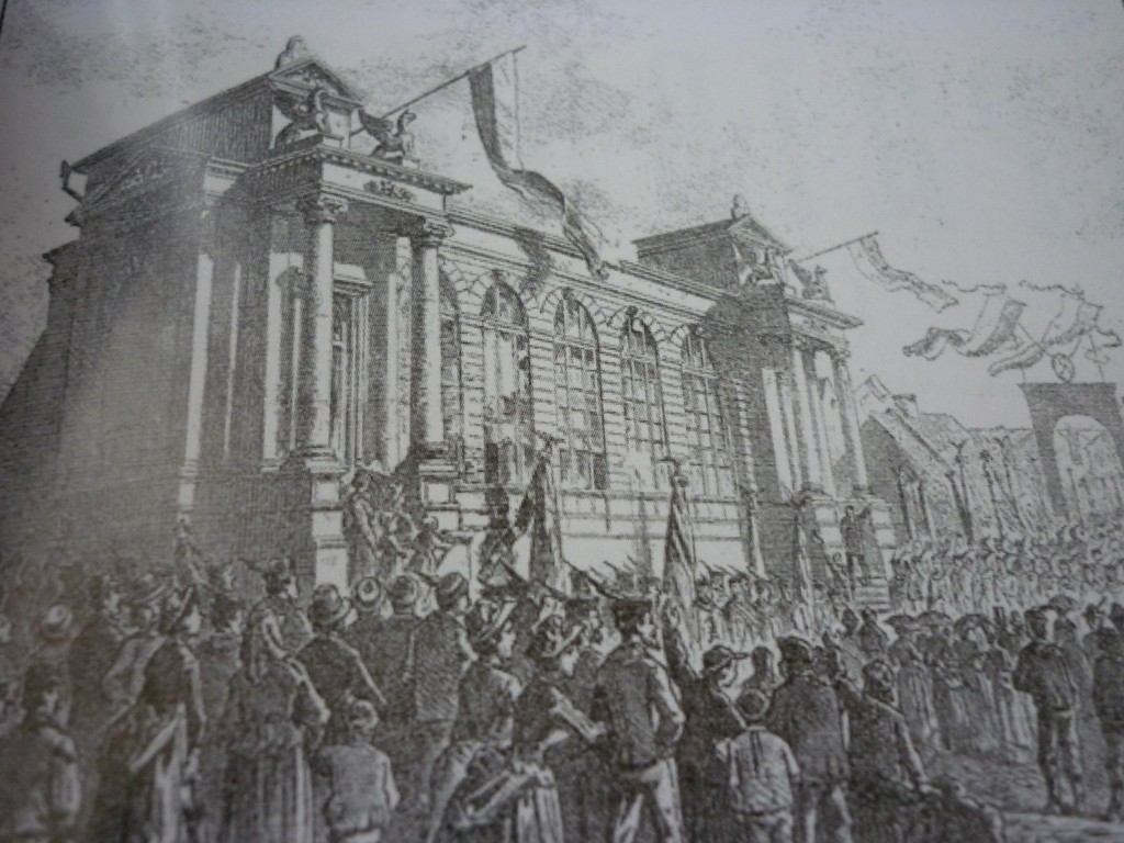 Českobrodský purkmistr a první starosta Sokola Jan Weidenhoffer (na schodech) pronáší slavnostní řeč k otevření sokolovny