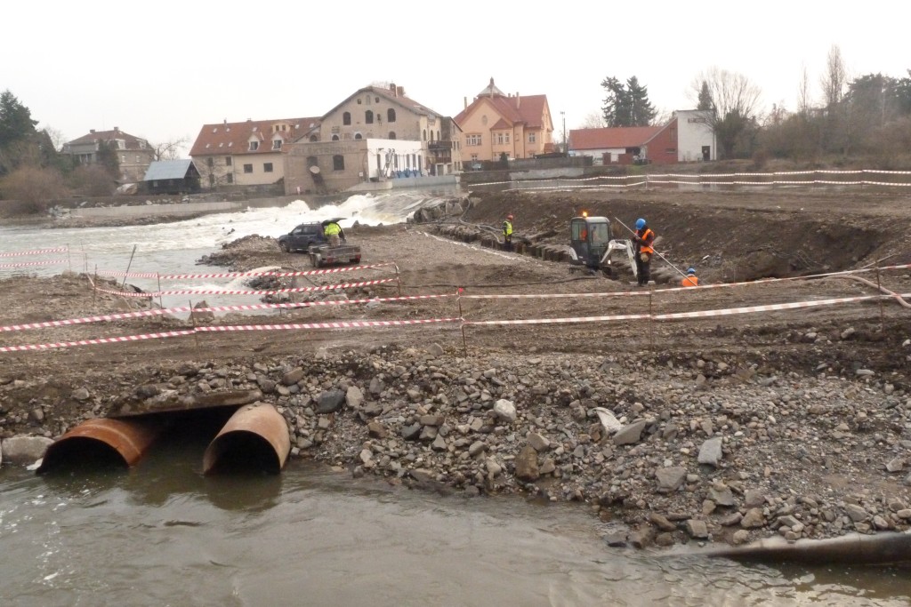 Pohled na pravý břeh a vodní elektrárnu