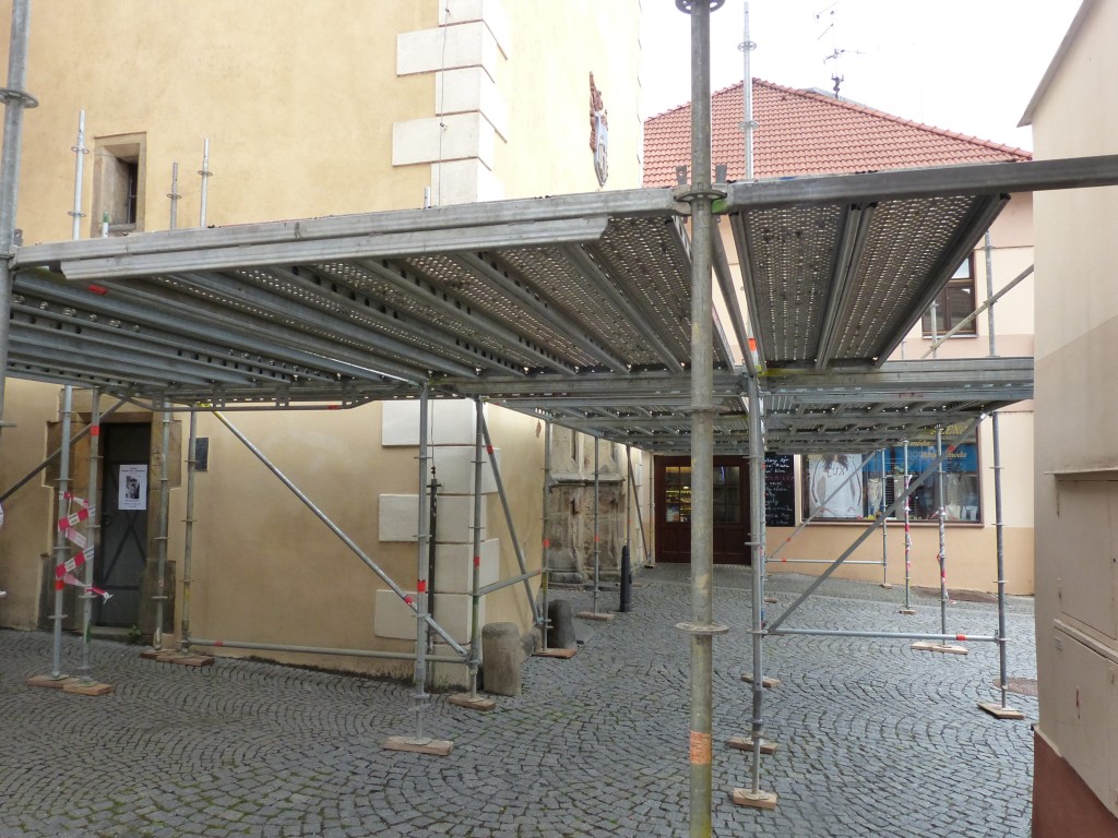 Oprava Plzeňské brány pokračuje v Berouně. Omezí práce chodce?