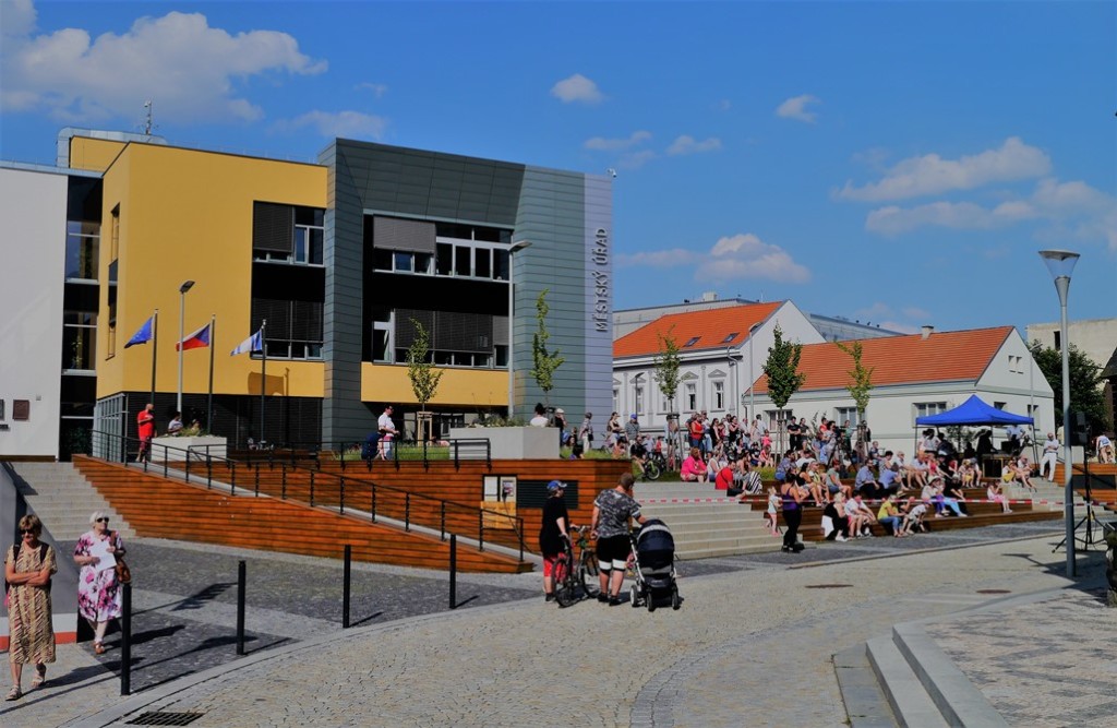 Ve středu 6. 6. odstartoval před radnicí další ročník Dnů Kralup. Vše zpočátku vypadalo dobře