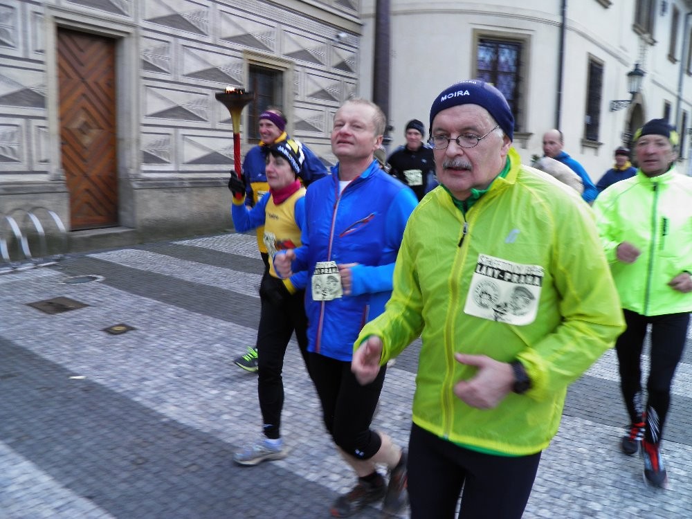 Cesta na Hradčanské náměstí vedla přes Vypich a Pohořelec